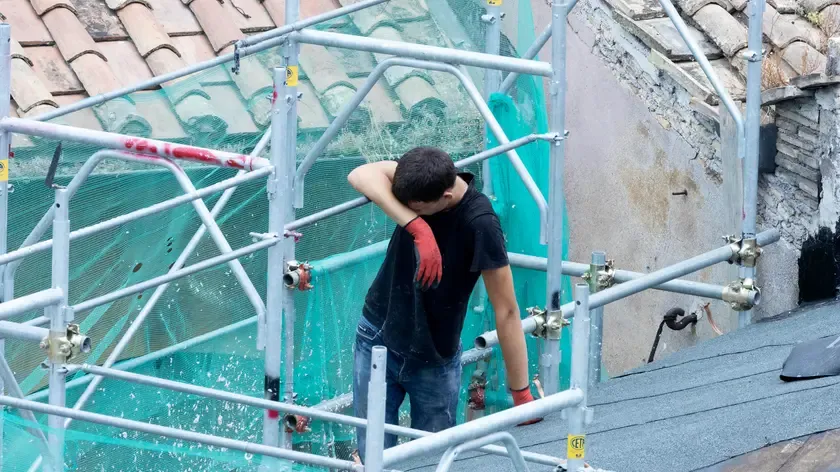 Caldo Estremo nello Stabilimento Friulano: Richiesta di Ferma Lavorativa