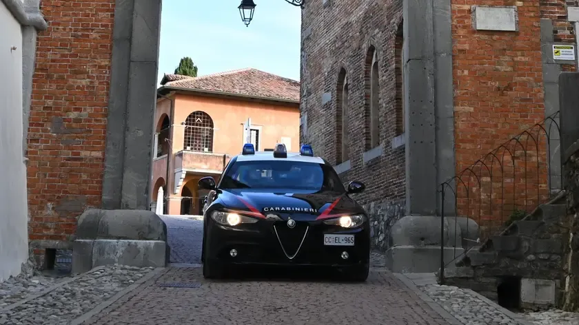 Arresto e Divieto di Dimora: Uomo Evade e Aggredisce Donna a Udine