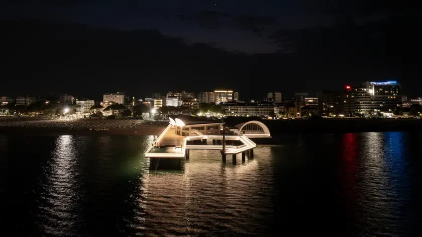 Lignano: Terrazza a Mare Illumina la Notte con Nuova Illuminazione LED