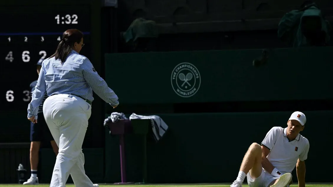 Sinner batte Kecmanovic a Wimbledon: 4-6, 6-3, 4-4