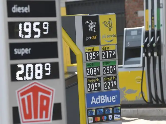 Caro Carburante: Meloni e Giorgetti in Vertice per Affrontare la Crisi dei Prezzi