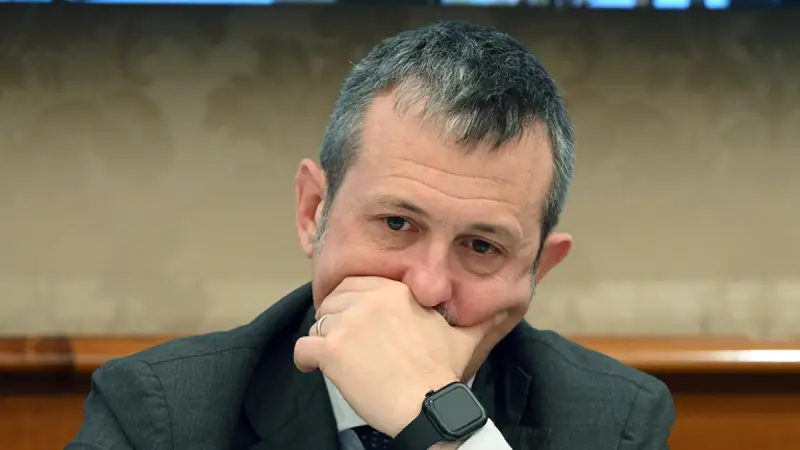 Voto alla Camera sull'uso delle chat: Delmastro slitta la decisione