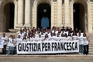 Flash Mob per Francesca: Richiesta di Giustizia Dopo la Morte al Cardarelli