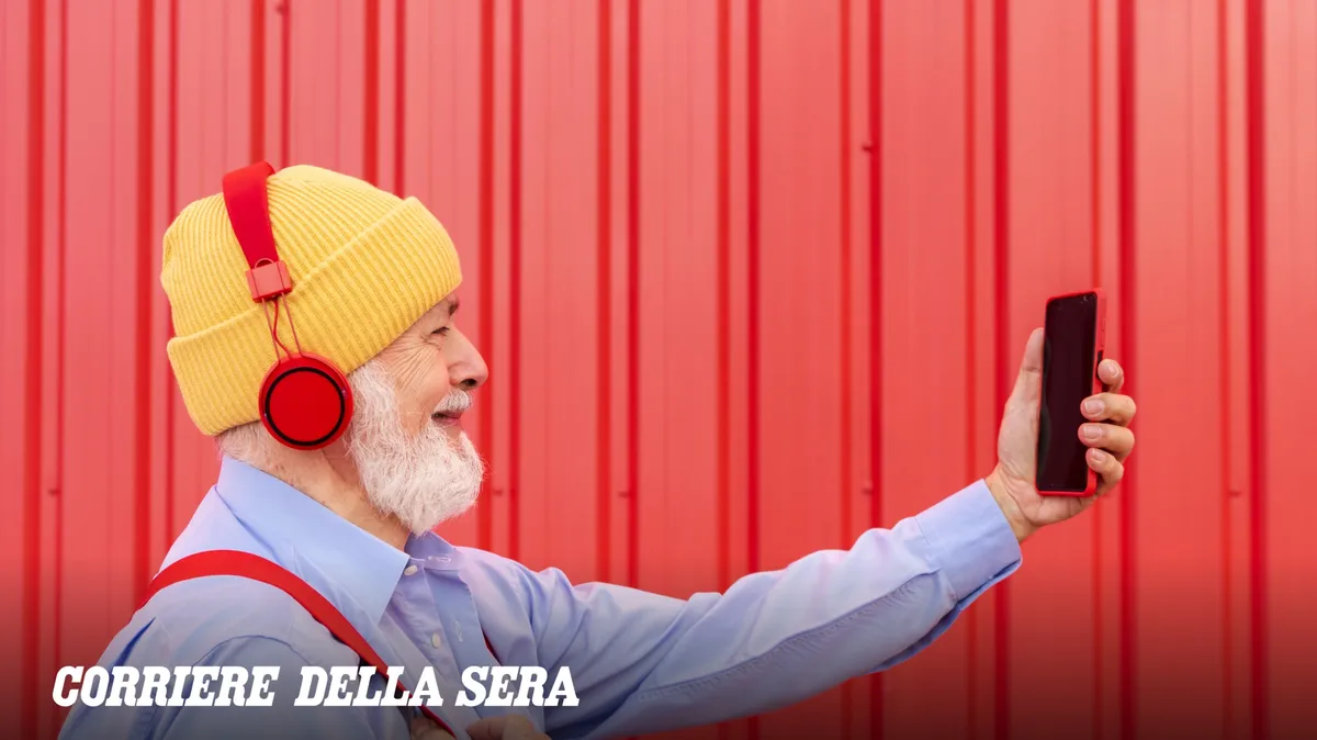 Pensionati e Social: Opportunità e Rischi dell'Iperconnessione