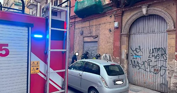 Incendio Palazzo Abbandonato: Pompieri Forzano Serranda a Marina di Leporano