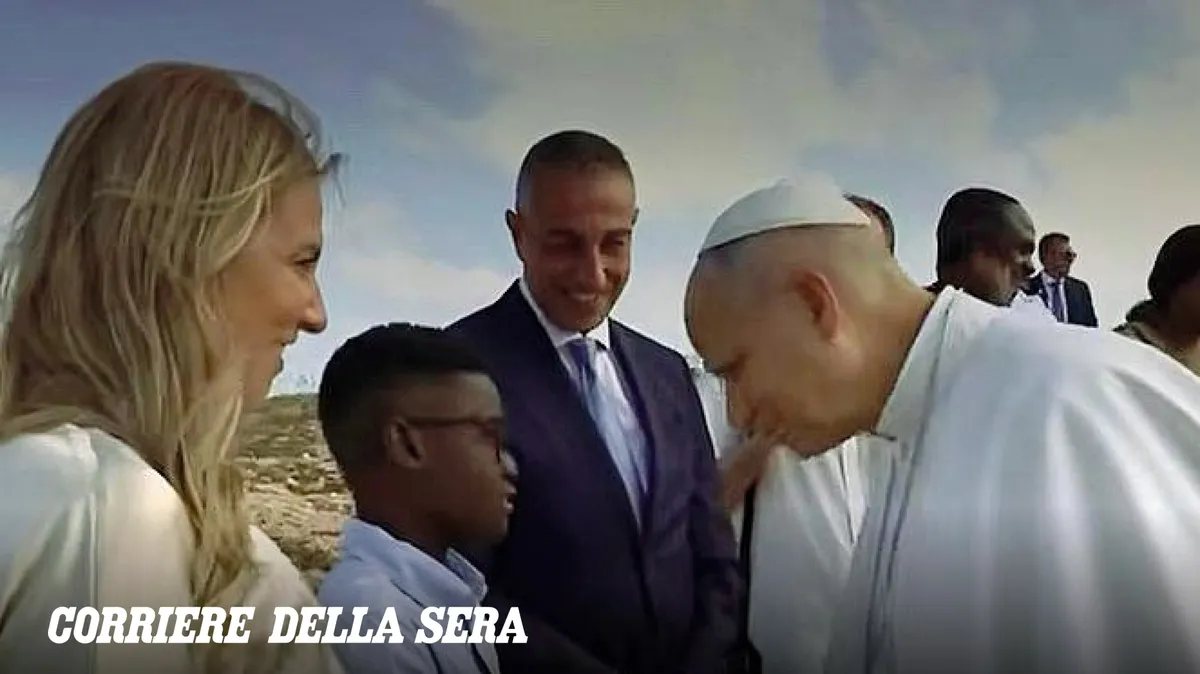 Bambino Migrante Regala Pallone al Papa: Un Simbolo di Speranza a Lampedusa