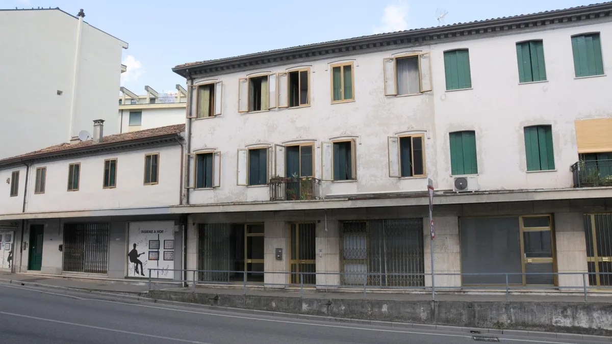 Milano: Aggressore Cambia Alloggio Dopo Tentato Omicidio, Indagini in Corso