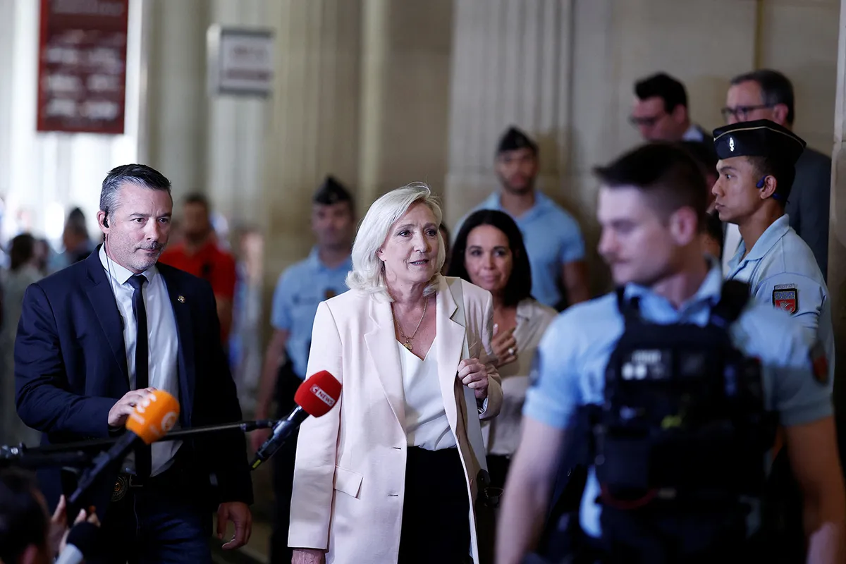 Le Pen Si Candidata Alle Presidenziali Francesi Nonostante Condanna