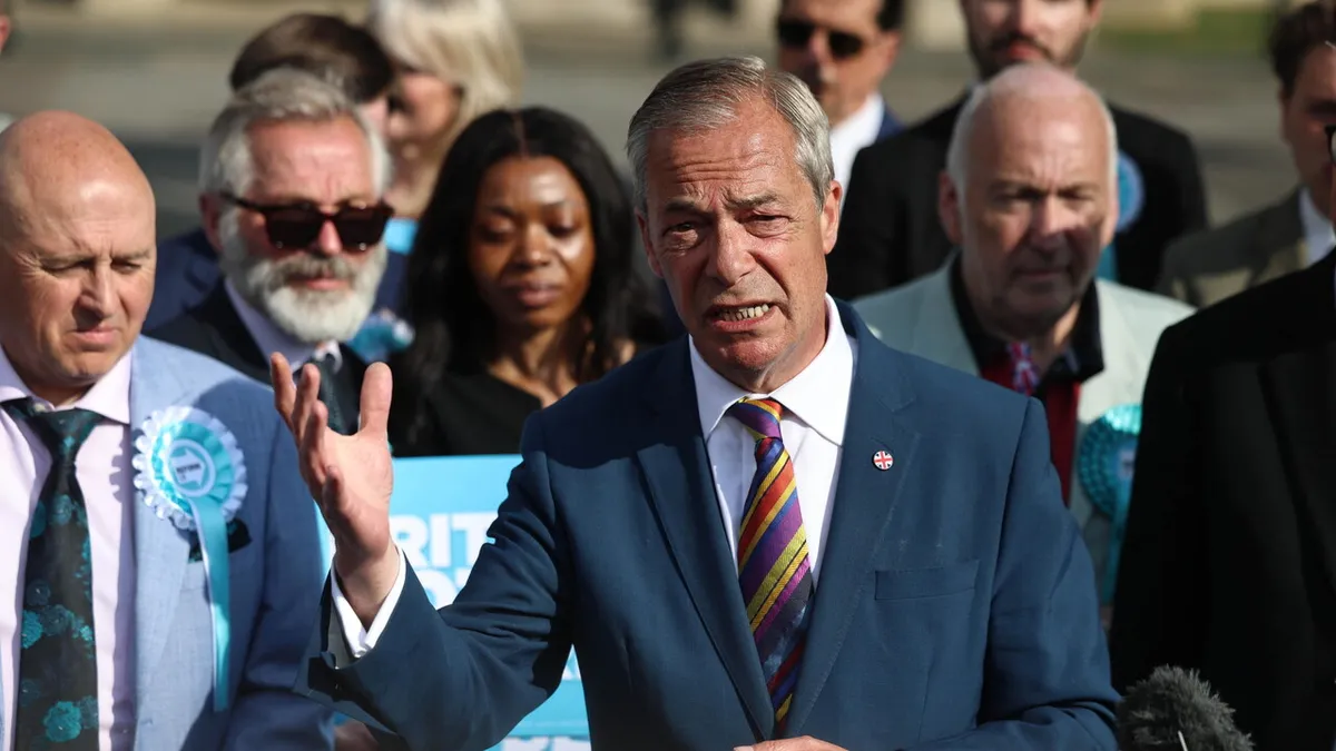 Farage si dimette da deputato britannico in una mossa a sorpresa
