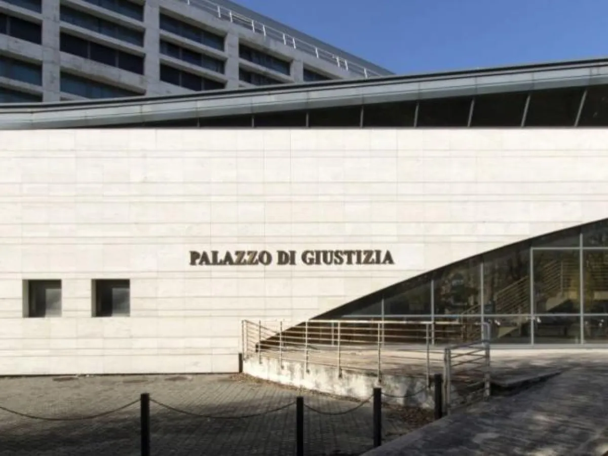Figlio Condannato a Risarcire Padre per Bonifici dal Conto Cointestato