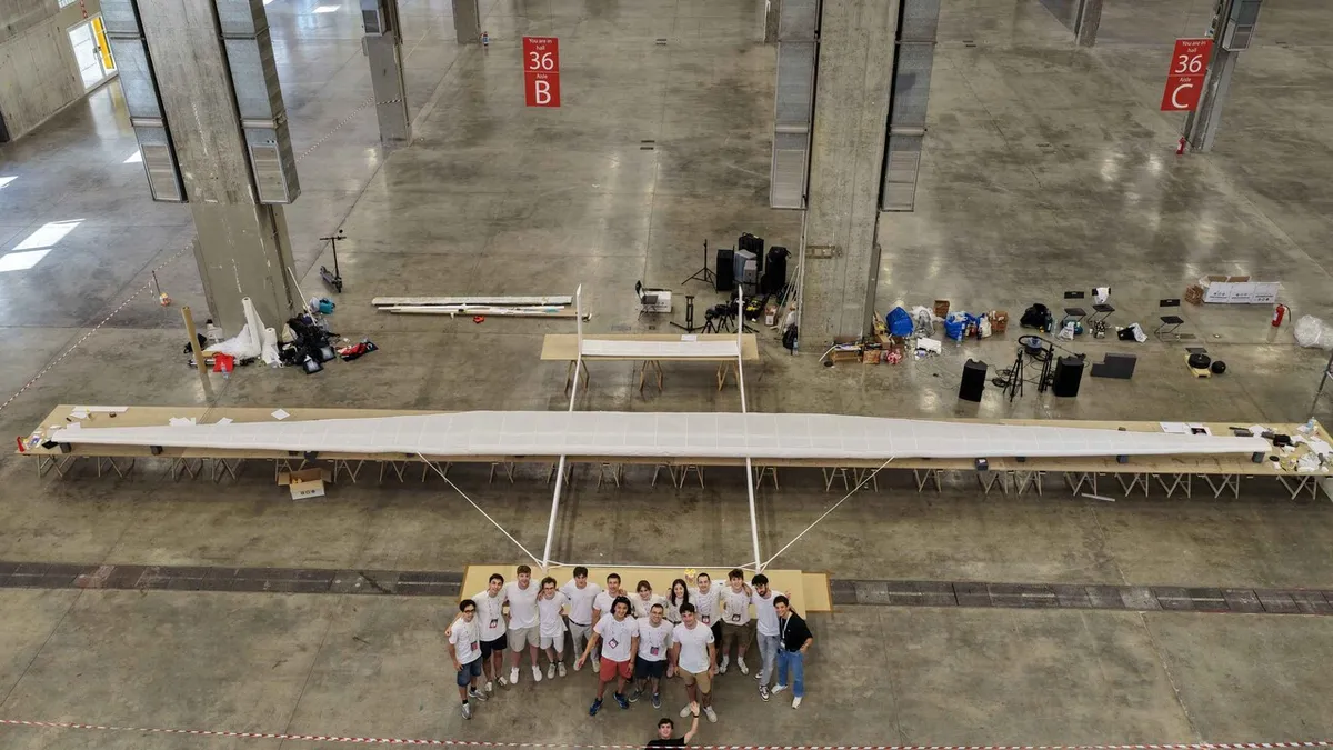 Aeroplano di Carta da Record Inaugura Biblioteca Eco