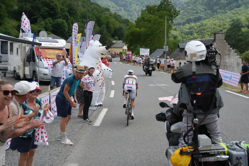 Pogacar Domina la Sesta Tappa del Tour de France: Vingegaard Dietraccio