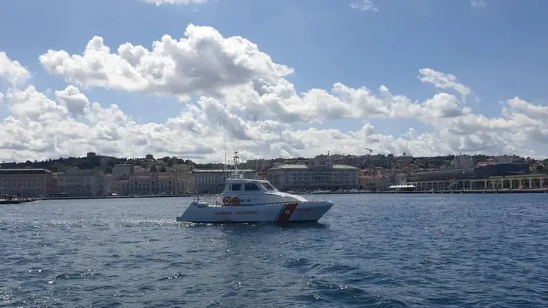 Yacht Affonda nel Golfo di Trieste: Soccorsi Dieci Turisti