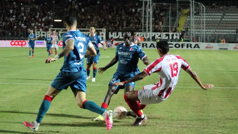 Bari in crisi: Barletta trionfa 3-0 nel derby