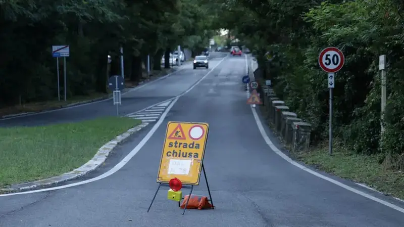 Caduta di Massi Blocca la Strada per Basovizza: Deviazioni e Valutazioni in Corso