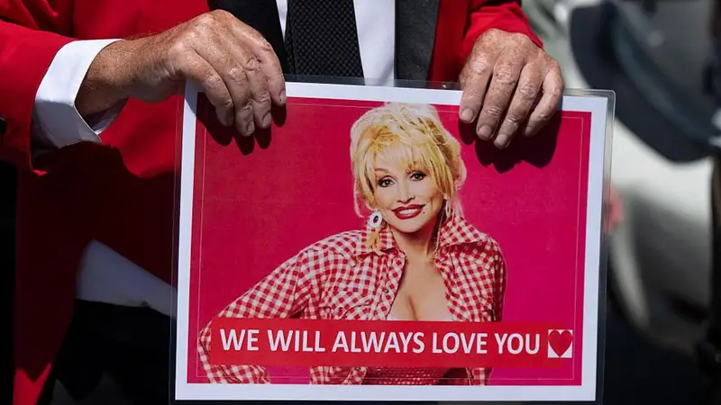 Dolly Parton Muore a 80 Anni: Un Tumore e la Perdita del Marito Segnano la Fine di una Icona