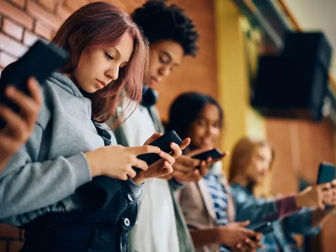 Corte Costituzionale Francese Blocca il Divieto sui Social per Minori di 15 Anni
