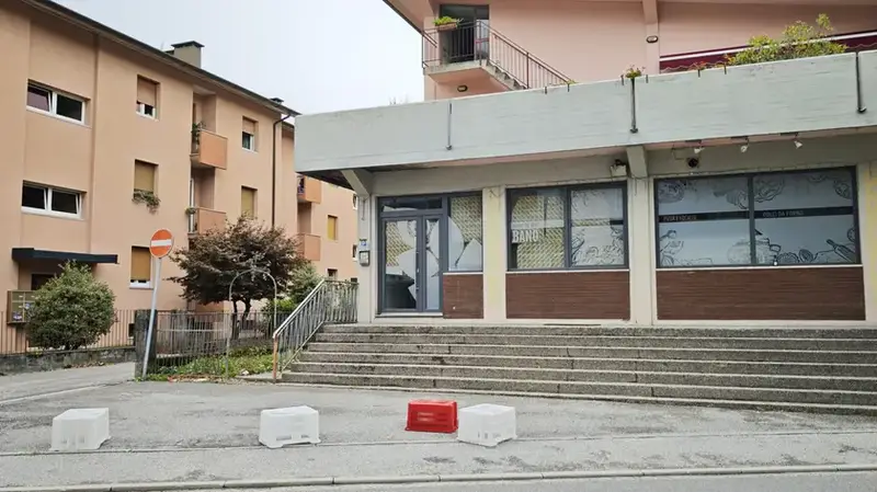 Tolmezzo: Tre Negozi Storici Chiudono in un Mese, Segno di Declino?