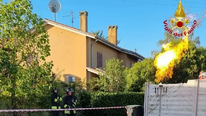 Vigili del Fuoco Intervengono a Gonars per Gestire Trafilamento di GPL da Serbatoio Domestico