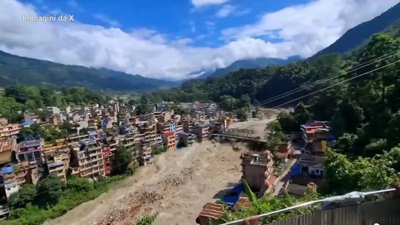 Alluvione Devasta Villaggio in Nepal: Spazzata Via da Fiumi In Mensa