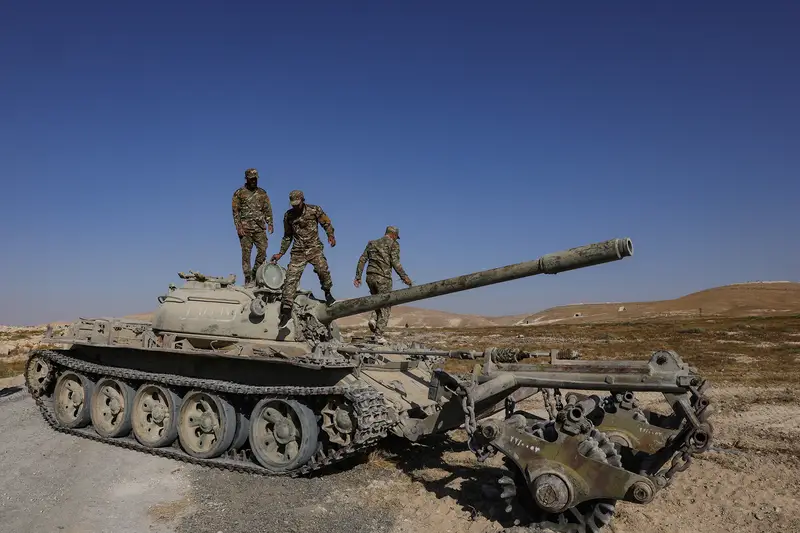 Tensioni in Siria: Israele Attacca Abu al Duhur, Rivelando una Rivalità Regionale