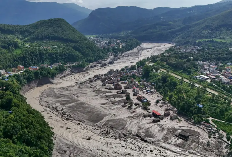 Alluvioni Devastanti nel Nepal e Cina: Decine di Morti e Turisti Scomparsi