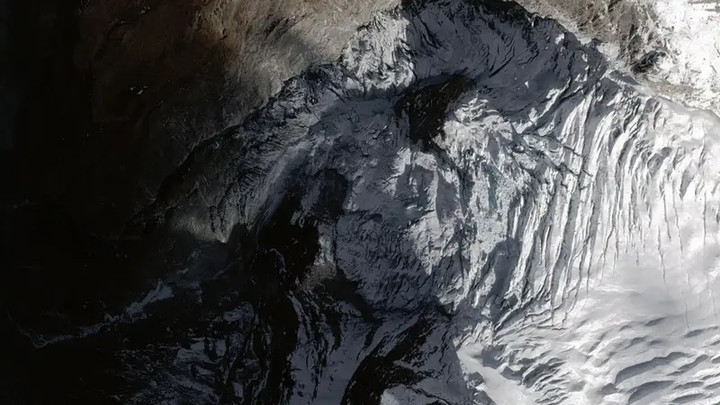 Nepal: Il Distacco del Ghiacciaio Khumbu e la Crisi delle Valli