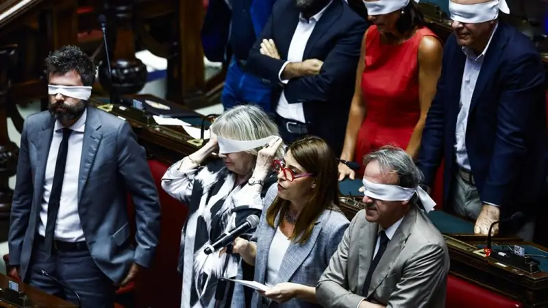 Camera: Deputati Bendati e Telefoni in Alto per Indagare sul Caso Delmastro