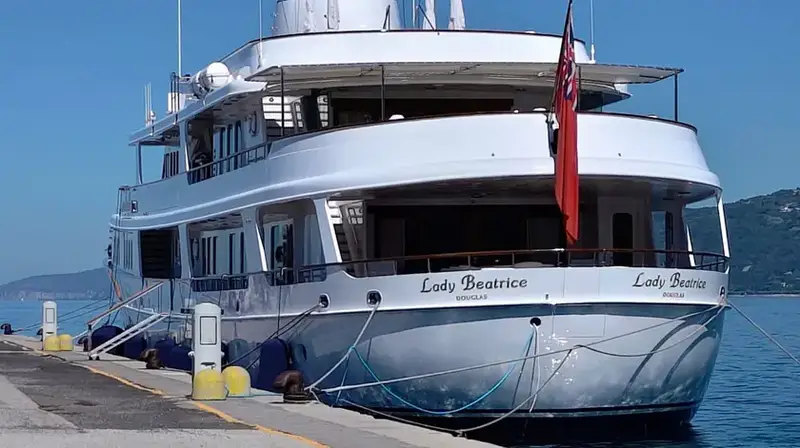 Yacht di Lusso Lady Beatrice Ormeggiato a Trieste: Legami con la Famiglia Barclay