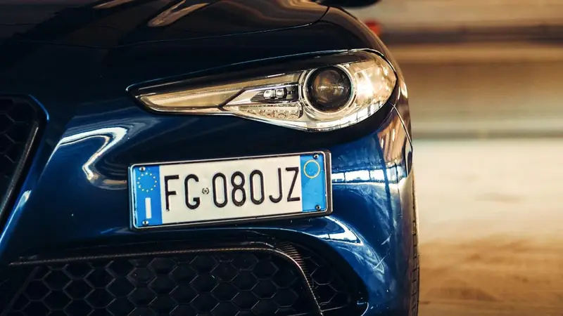 Targa Persa o Rubata: Guida Rapida per il Pannello Sostitutivo