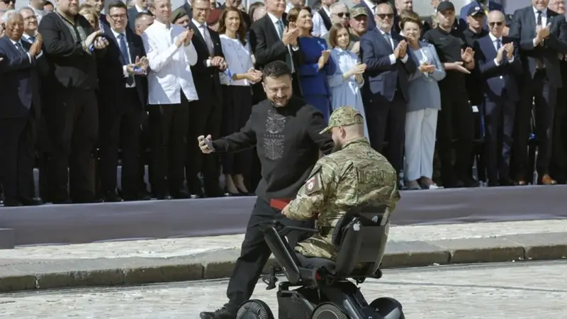 Zelensky: «Non saremo ciottoli nel gioco di Putin»