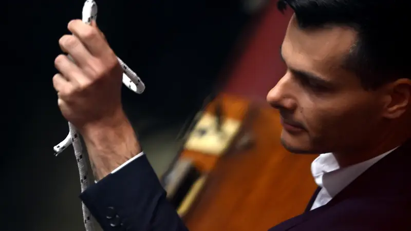 In Aula, Ziello mostra il cappio durante l'intervento di Giorgetti su Safe
