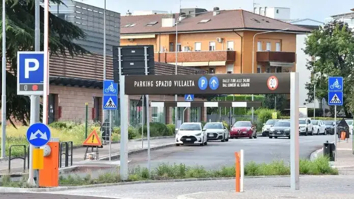 Udine, Approvato il Piano di Sosta: Nuove Tariffe e Stalli Blu per Favorire la Vitalità del Centro Storico