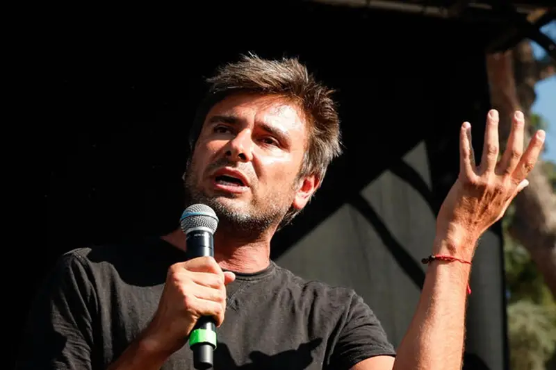 Di Battista si prepara al rientro in Italia: aggiornamenti sulla sua condizione e sul trasferimento
