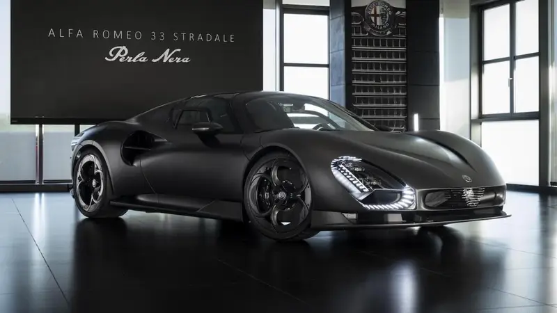 Alfa Romeo 33 Stradale 'Perla Nera': Un Capolavoro di Carbonio a Vista