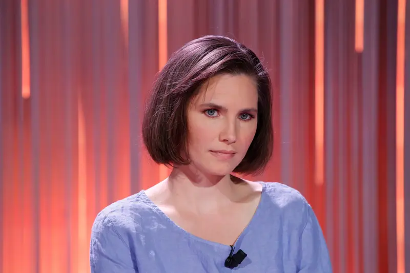 Amanda Knox: Riconciliazione e Controversie sulla Memoria di Meredith Kercher