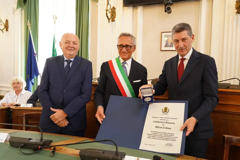 Biella ha conferito la cittadinanza onoraria alla Polizia di Stato