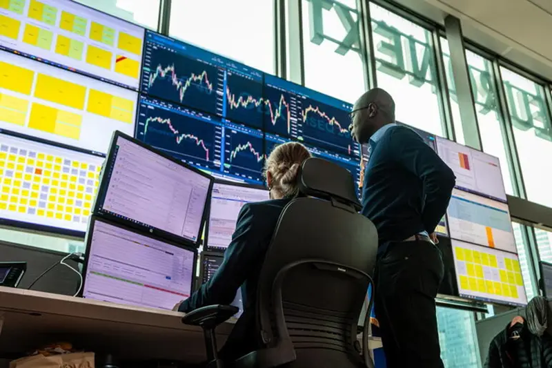 Mercati Europei in Ribasso: Spreads Btp-Bund Superano i 100 Punti