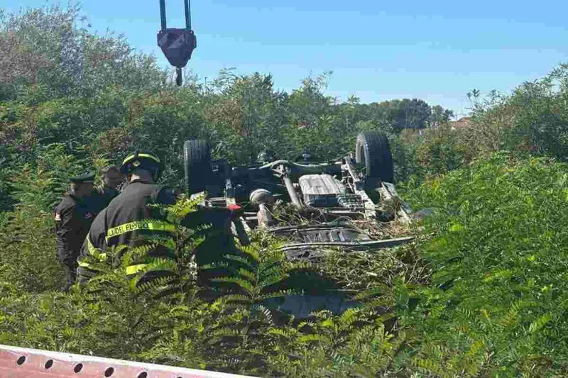 Tragedia nel Livenza: Cacciatore Muore con Auto e Due Cani