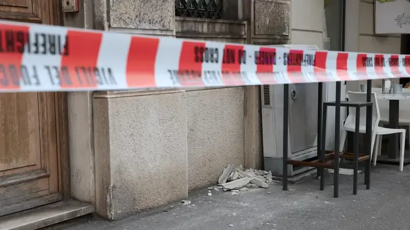 Crollo Cornicione a Trieste: Detriti sul Marciapiede in Via Coroneo