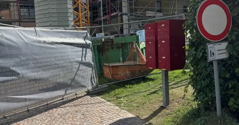 Die Postkästen beim Rathaus wurden versetzt
