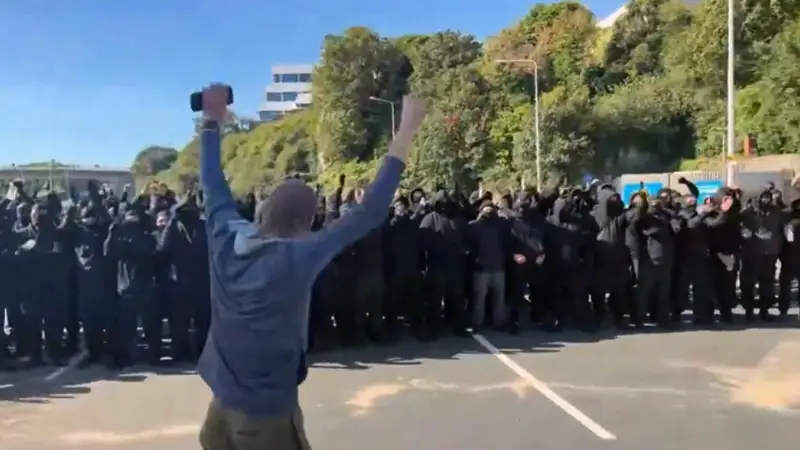 Dovese, Gruppo di Immigrati in Passamontagna Blocca il Porto