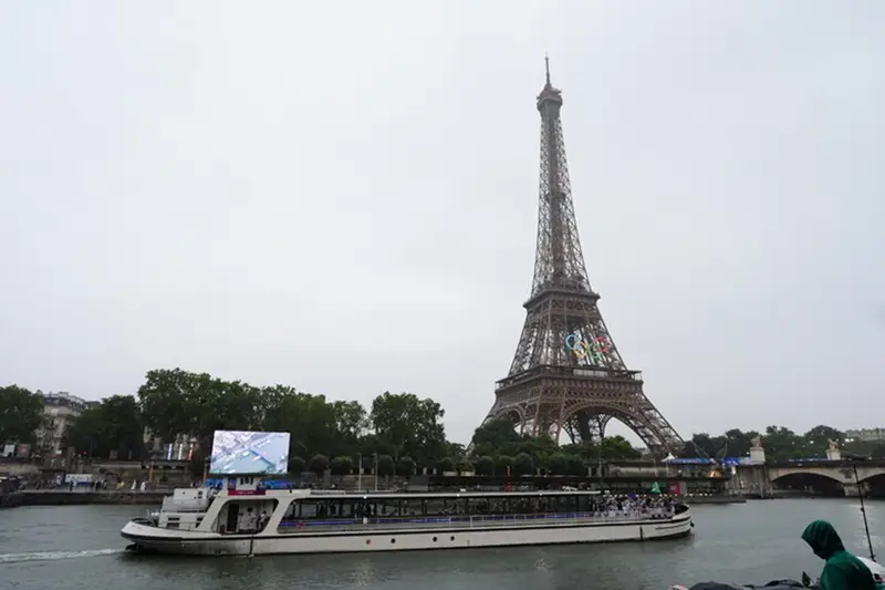 Francia: Crescono le Tensioni sui Conti Pubblici e sul Prezzo della Benzina