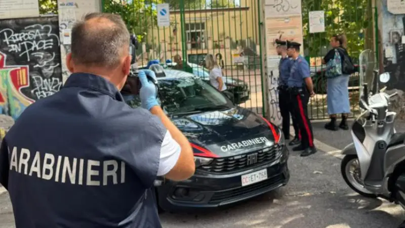 Attentato a una Scuola: Un Ragazzo di 13 Anni e una Professoressa Accoltellati