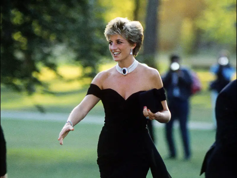 Il Revenge Dress di Lady Diana all'Asta: Un Simbolo di Ribellione e Potere della Moda