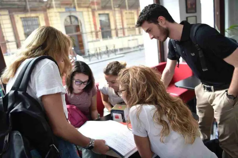 Italia Ultima nella Ue per l'Occupazione Giovanile: I Giovani Ritardano la Partenza dalla Casa dei Genitori