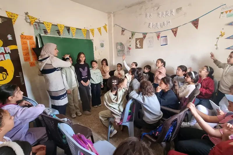 La Scuola di Gaza: Sogni e Traumi in un’Aula Distrutta