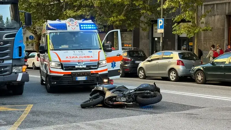 Trieste: Incidente tra Auto e Moto a Viale D’Annunzio, Traffico in Difficoltà