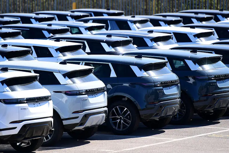 Jaguar Land Rover Taglia 4.000 Posti di Lavoro per Raggiungere Obiettivi di Risparmio