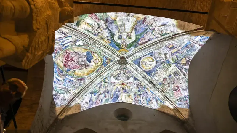 Terremoto a Venzone: L'Affresco di Bach Rivive Grazie alla Proiezione Ottica